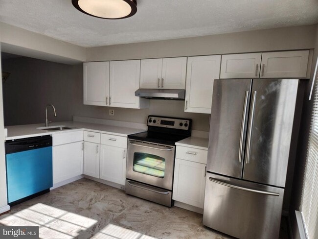 Building Photo - 16326 Pennsbury Way