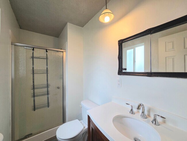 Building Photo - **Charming 3 Bedroom + Bonus, 2.5 Bath House for Rent in Desirable East Wenatchee**