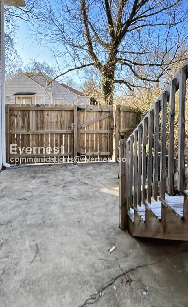 Building Photo - 3 Bed, 2 Bath Home with Fenced Yard / Pet-Friendly / Available Now!