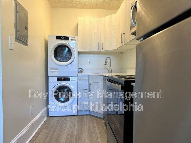 Building Photo - 2809 W Queen Ln
