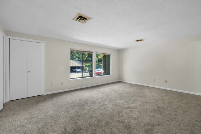 Building Photo - 103 Cliffside Dr