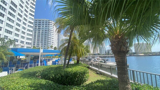Building Photo - 999 Brickell Bay Dr