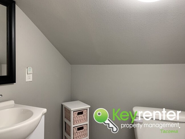 Building Photo - Centrally Located 3Bed/1.5Bath Tacoma Home!