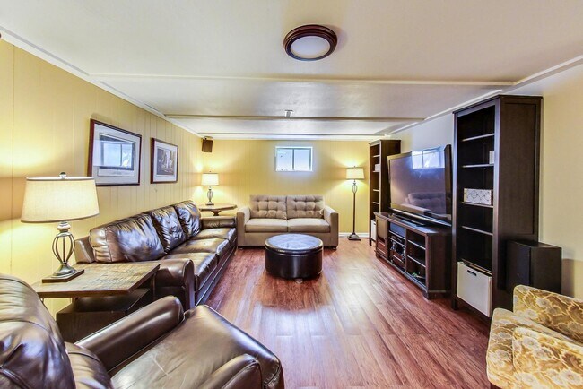 Building Photo - 1304 N Mitchell Ave