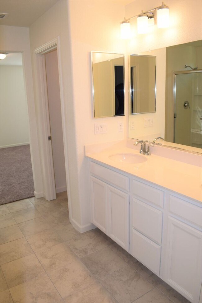 Building Photo - Beautiful Brand New Home located in the Ve...