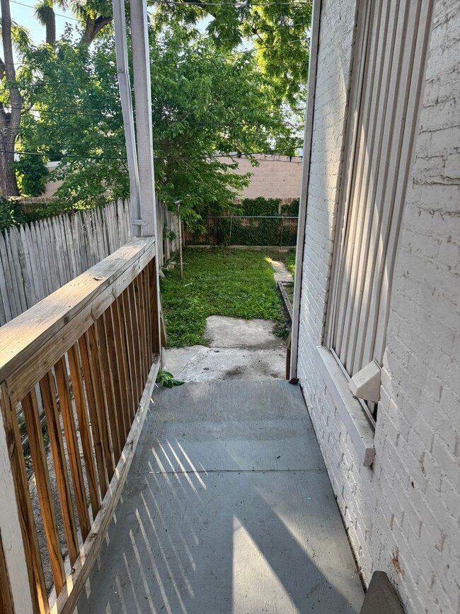 Building Photo - 3 bedroom, 1 bath, 2 story half double house