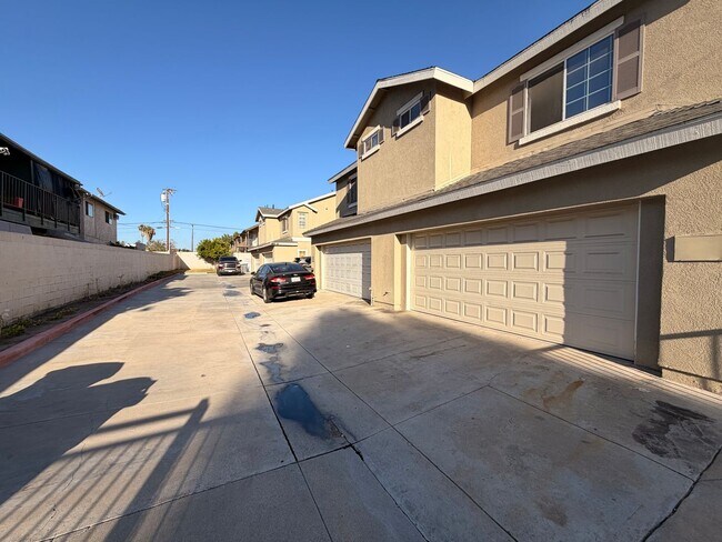 Building Photo - Spacious 3 bedroom w/ attached 2 Car Garage For Rent!