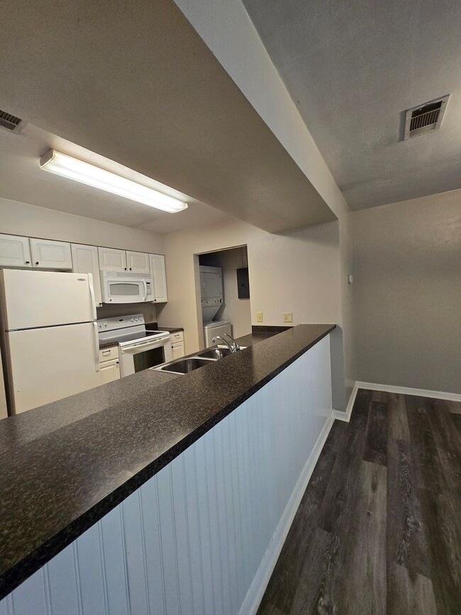 Building Photo - 2 Bedroom 2 Bath Condo