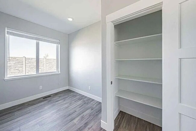 Building Photo - 676 Carlow Dr