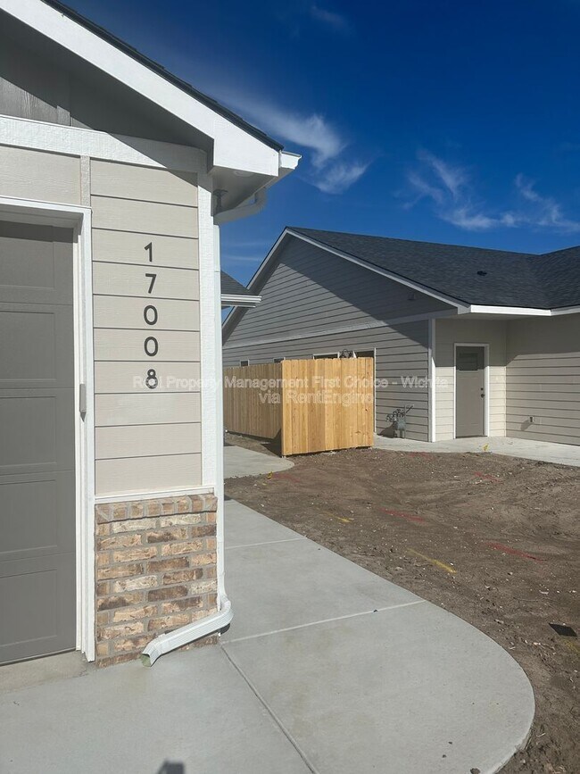 Building Photo - 17008 Kashmir St