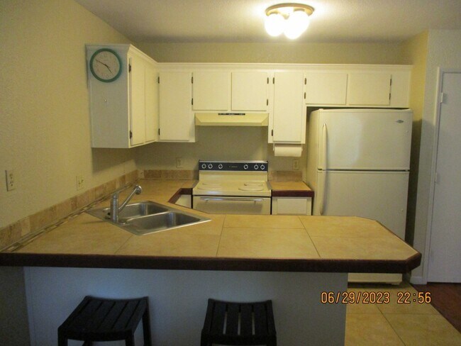 Building Photo - 2700 S White Mountain Rd