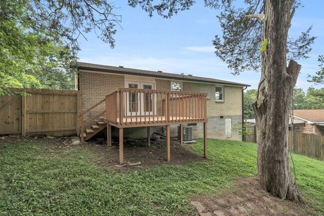 Building Photo - Incredible Fully-Updated 3 Bedroom Home wi...