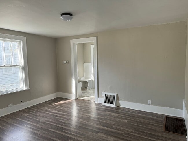Building Photo - 3 BR, 1 BA off Fontenelle Blvd