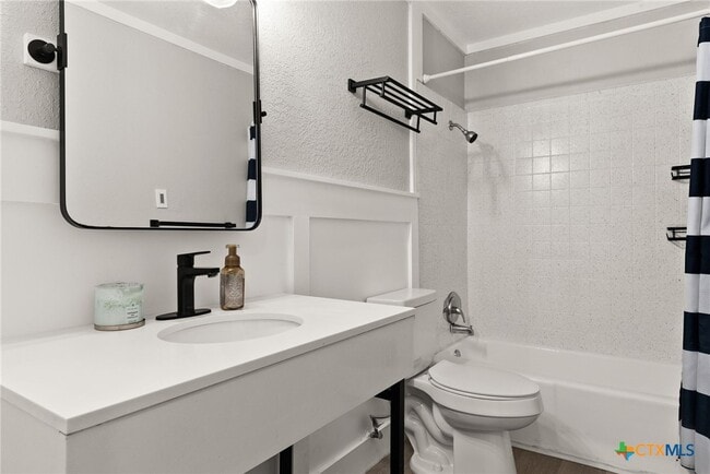 Building Photo - 2606 Lake Rd