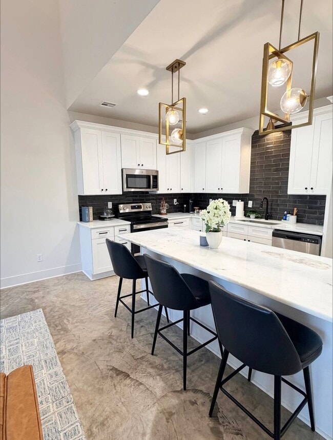 Building Photo - FOR RENT in LAFAYETTE!