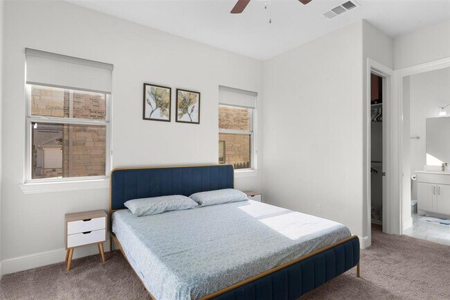 Building Photo - 3203 Scenic Valley Dr