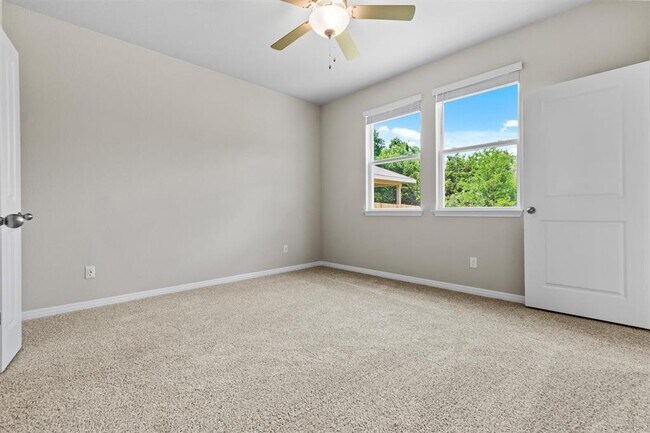 Building Photo - 520 View Dr