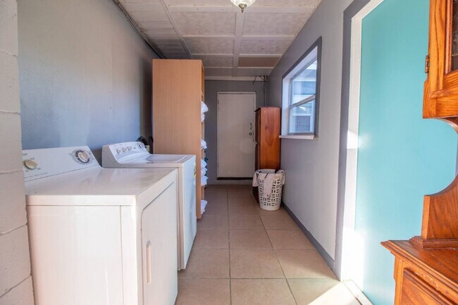 Building Photo - 1735 Grayson Dr