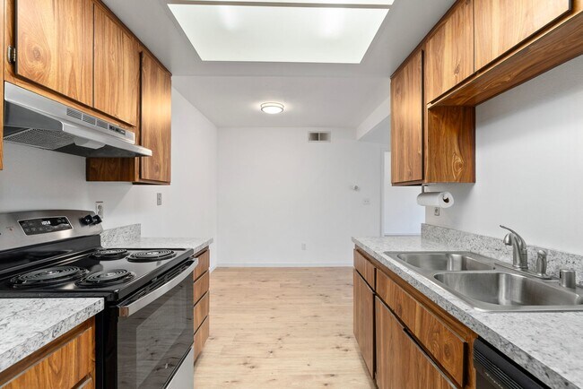 Building Photo - Stunning 1 Bedroom 1 Bath in Dana Point