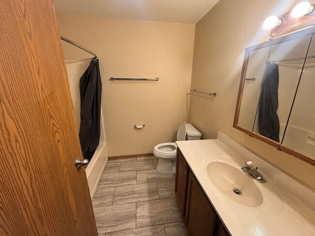 Building Photo - Lower 2BR Cozy Unit!!