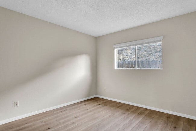 Building Photo - Detached home centrally located in Linda V...
