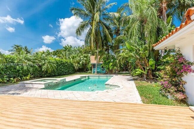 Building Photo - 14610 Tarpon Dr