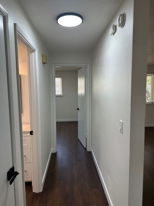 Building Photo - Beautifully updated 2 bedroom 1 bathroom d...