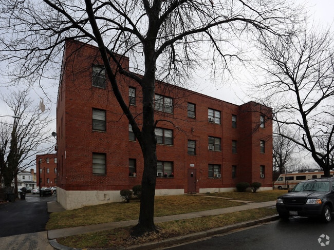 Building Photo - 3392 Blaine St NE