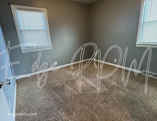 Building Photo - 4 bed/2 bath with 2nd Living room!