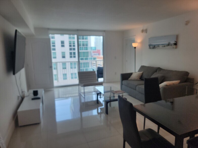 Building Photo - 1200 Brickell Bay Dr