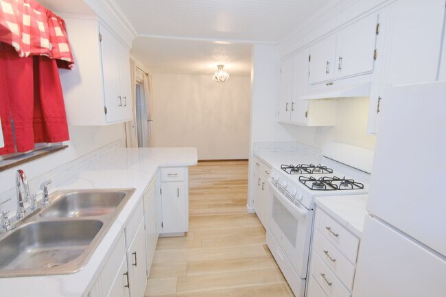 Building Photo - 3 bedroom 2 bathroom duplex in South Eugene!