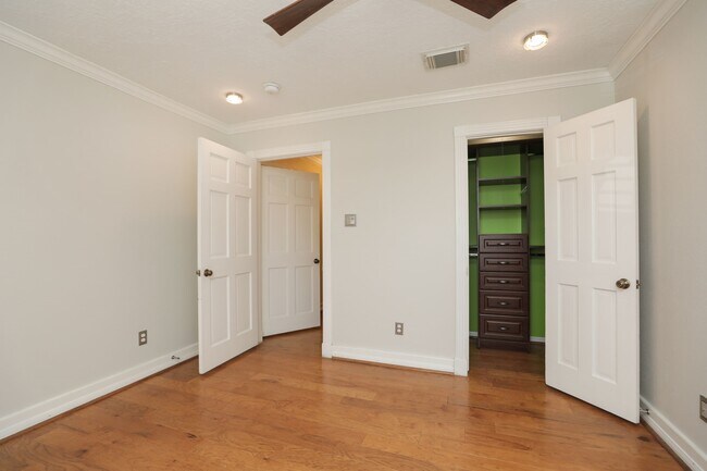 Building Photo - 722 Crossroads Dr