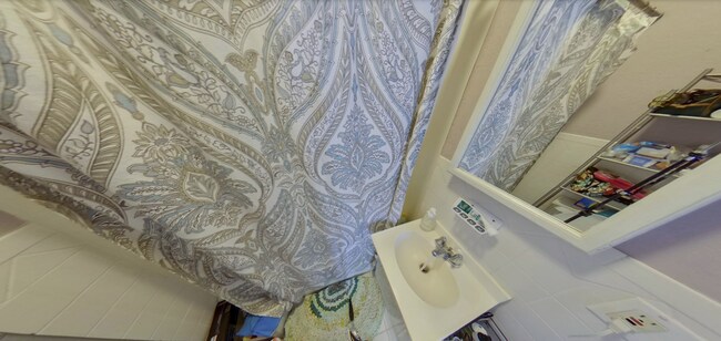 Building Photo - Updated Duplex + Washer & Dryer + Off-Street Parking! Available November 3rd!