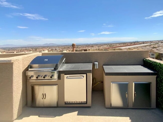 Building Photo - UNIQUE MODERN 3 STORY, 2BED, 3BATH WITH A ROOFTOP DECK!