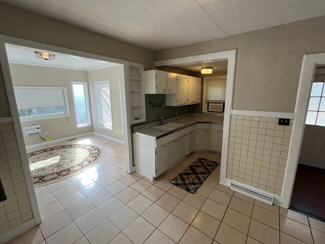 Building Photo - Charming 2-bedroom, 1-bathroom house