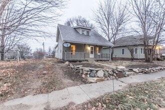 Building Photo - 2 Bedroom 1 Bath Home - Big 2 Stall Detached Garage