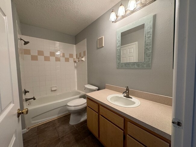 Building Photo - Charming 1-Bedroom Condo – 3rd Floor | Gat...