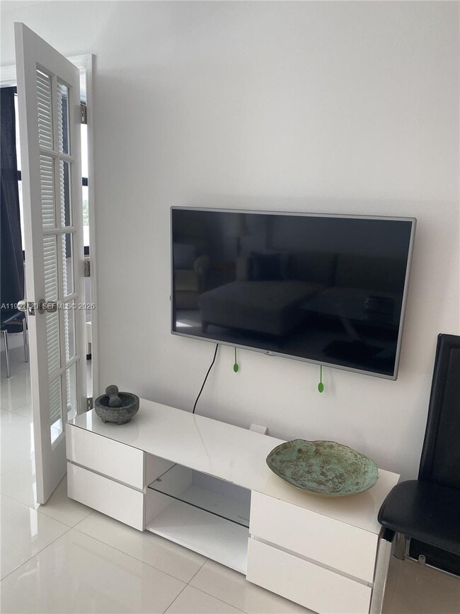 Building Photo - 4301 Collins Ave