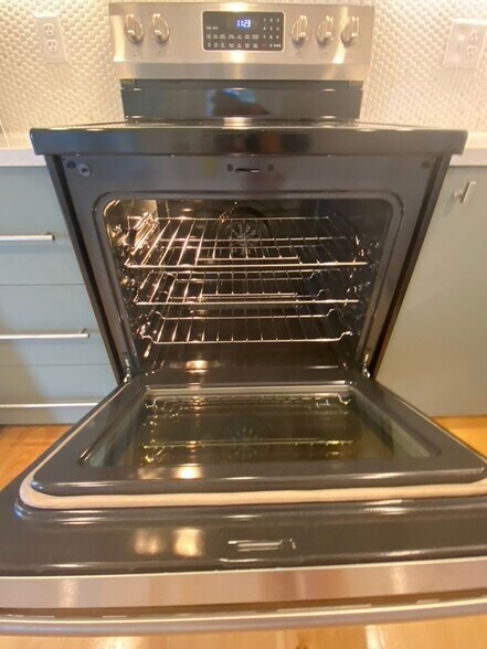 Building Photo - 41 School St