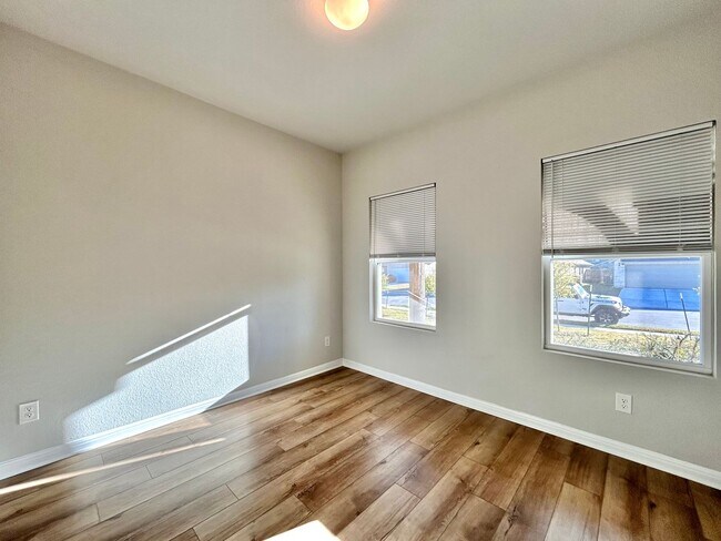 Building Photo - Stunning 4-Bed + Office Home in Lagos Community!