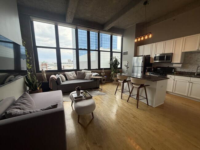 Building Photo - 320 E 21st St