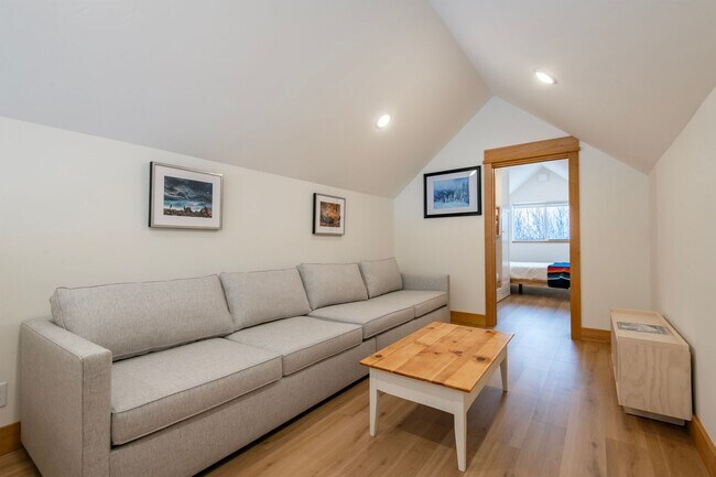 Building Photo - Seasonal Rental 11/1/25 - 5/30/26 Modern F...