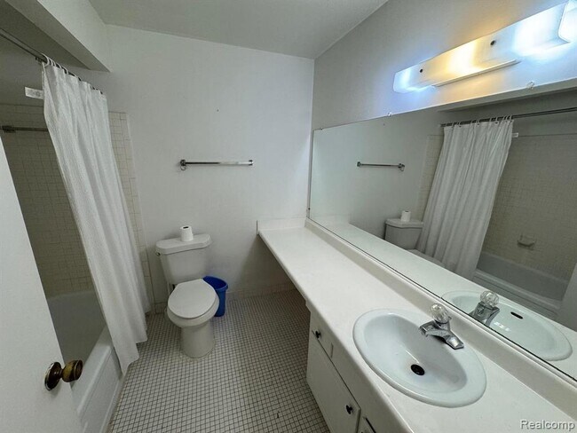 Building Photo - 587 E Fox Hills Dr