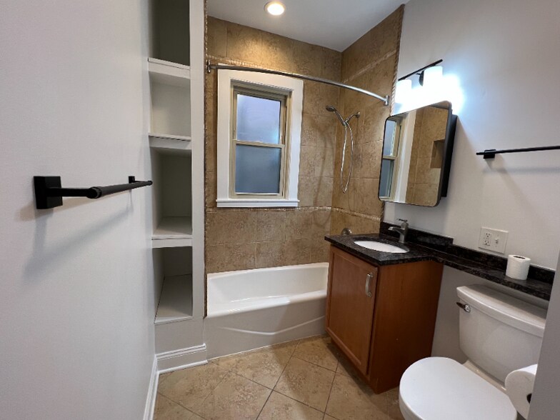 Building Photo - 6018 N Melvina Ave