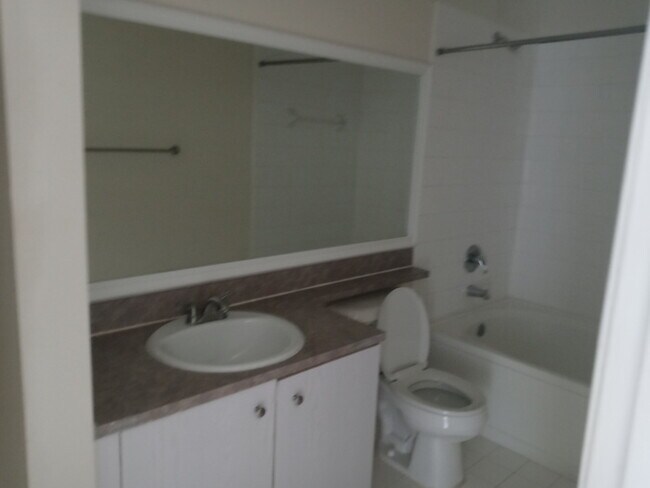 Building Photo - Spacious 3bedroom, 3bath condo unit