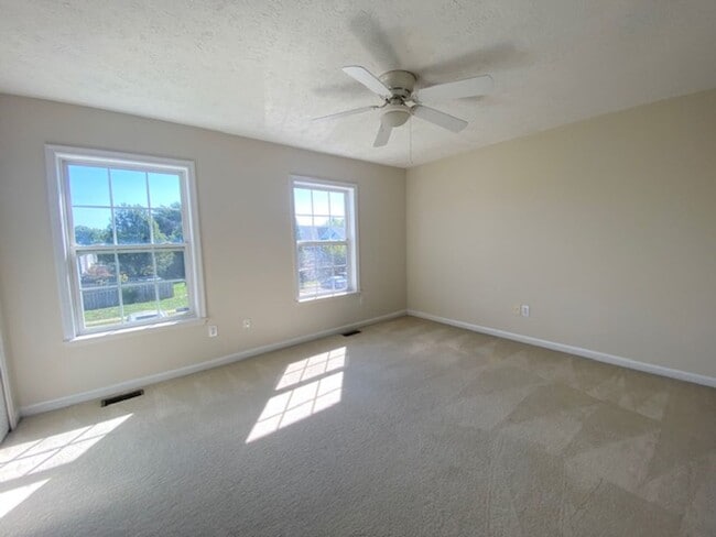 Building Photo - Brigth 2 Level Townhome in Spotsylvania