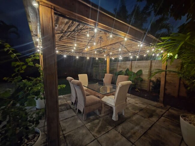 Building Photo - 806 NE 4th St