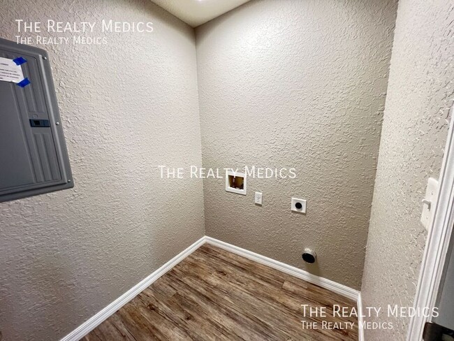 Building Photo - 5312 NW 6th Pl