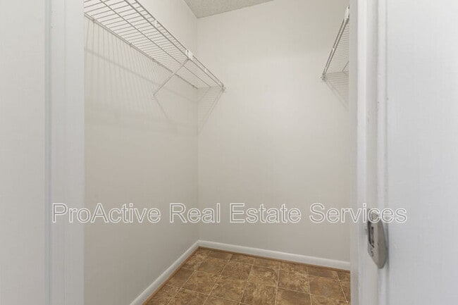 Building Photo - 5761 Luck Ln