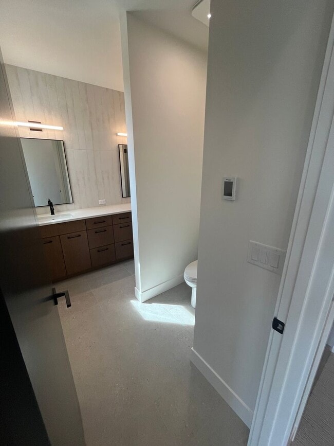 Building Photo - Like-New Townhome in the Gorgeous Terrane ...
